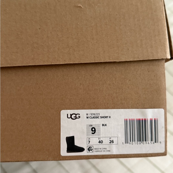 UGG black classic short II boots. - Picture 5 of 5